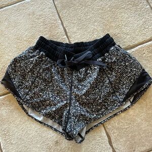 Lululemon Hotty Hot Daisy Black White Short Size 6
